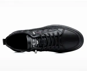 Dettaglio della vista dall'alto di sneakers casual da uomo in pelle nera con lacci