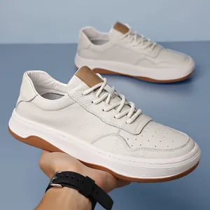 Zapatillas premium de cuero vacuno para hombre en blanco roto con detalles café.