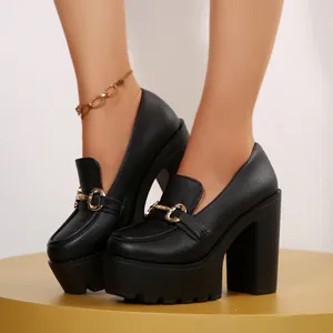Elegante schwarze Plateau-Loafer mit Blockabsatz und goldener Metallschnalle für Damen