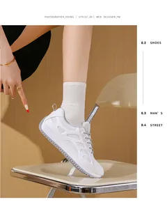 Vista dettagliata delle sneakers bianche in mesh da donna con suola spessa a piattaforma