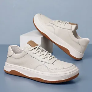 Zapatillas casuales de cuero blanco premium para hombre con suela de goma marrón chic