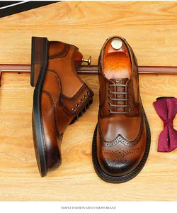 Detailopname van bruine lederen wingtip brogue derby schoenen met klassiek houtsnijwerk