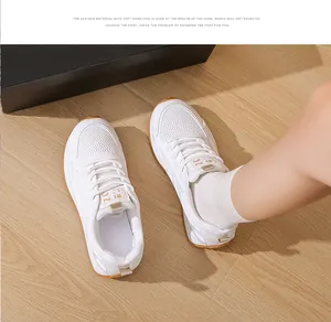 Vista dettagliata di sneaker bianche in mesh con colletto in pelle morbida comfort