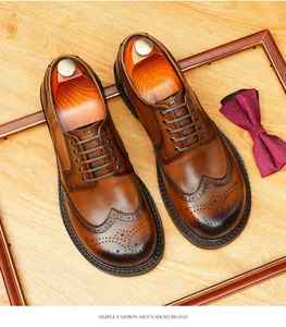Gedetailleerd bovenaanzicht van bruine leren herenschoenen met brogue-details