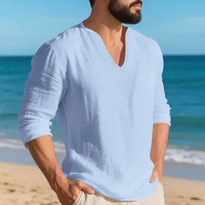 Vue détaillée d'un t-shirt décontracté en lin bleu clair pour homme avec col en V profond