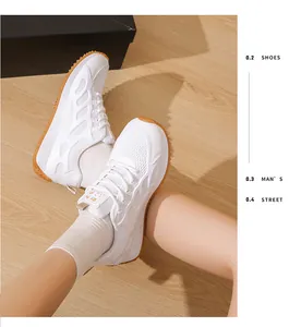 Primo piano di sneakers bianche in mesh traspirante con suola platform spessa e gomma