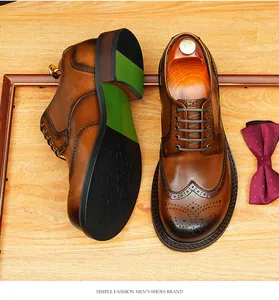 Macro-weergave van handgemaakte bruine leren brogue derby-schoenen voor heren detail