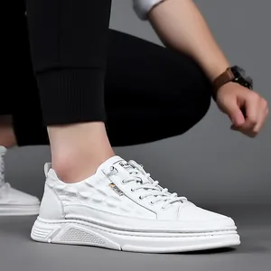 Sneaker casual da uomo in vera pelle bianca con tomaia testurizzata e design a taglio basso