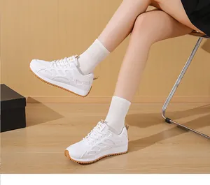 Eleganti sneaker dad bianche in mesh traspirante da donna con suola spessa platform in gomma