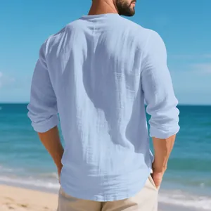 Vue arrière d'une chemise à manches longues en lin bleu clair pour homme à la plage
