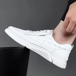 Sneaker bianche da uomo in pelle con trama a coccodrillo in rilievo e suola in gomma