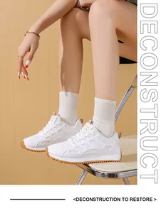 Eleganti sneakers bianche in mesh con suola spessa mostrate sui piedi della modella