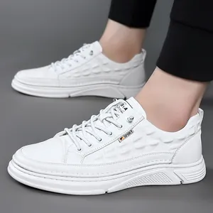 Sneaker basse da uomo in pelle bianca premium con design testurizzato a coccodrillo alla moda
