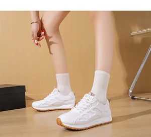 Vista dettagliata di sneaker bianche in mesh traspirante con suole in gomma spesse