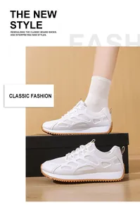 Vista laterale di sneakers bianche platform con rete traspirante e suola marrone.
