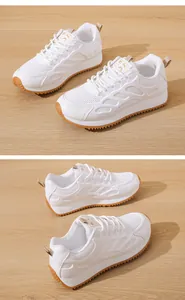 Primo piano del mesh bianco traspirante e della spessa suola in gomma delle scarpe da donna