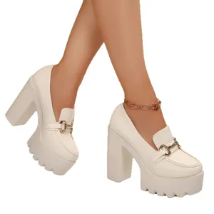 Mocassins à talons hauts blancs avec plateforme, talon épais et boucle dorée.
