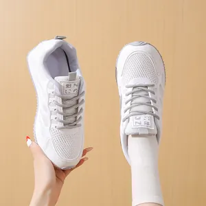 Scarpe dad da donna in mesh bianco con suole spesse, molto traspiranti e più rialzate.