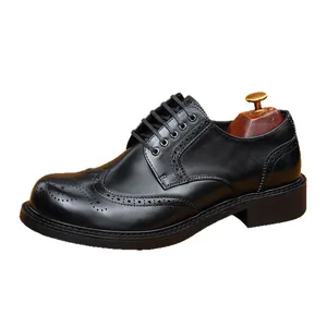 Klassieke zwarte heren derby schoenen van leer met brogue details voor zakelijk