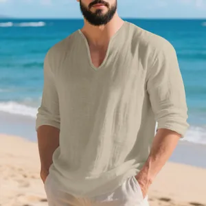 Gros plan d'un t-shirt en lin kaki à manches longues et col en V profond pour hommes