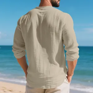 Vue arrière d'un homme portant un t-shirt en lin beige à manches longues à la plage.