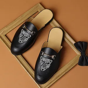 Mules en cuir noir pour hommes avec boucle en métal et broderie léopard.