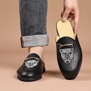 Mules pour hommes en cuir noir avec boucle mors et tête de léopard brodée élégante