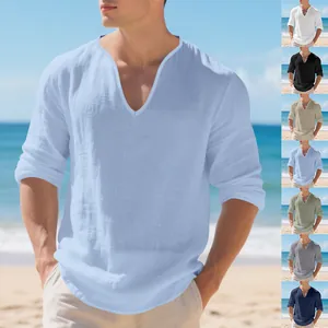 Détail du t-shirt en lin pour homme avec col en V profond et manches longues