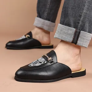 Mules élégantes pour hommes en cuir noir avec broderie léopard et boucle métallique dorée