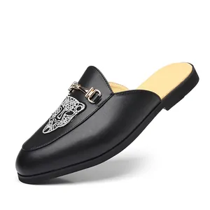 Mules élégantes en cuir noir pour hommes avec mors en métal doré et broderie léopard