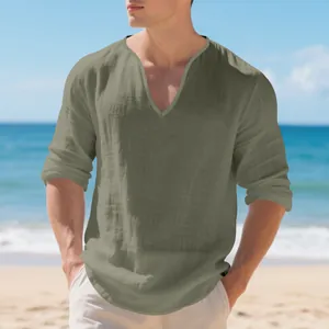 Vue détaillée d'un t-shirt à manches longues en lin vert olive pour homme col en V