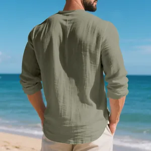 Vue détaillée de la texture en lin d'un t-shirt décontracté à manches longues vert armée.