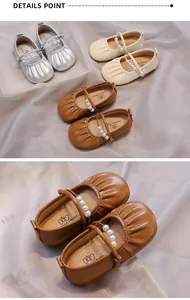 Vista detallada de zapatos de princesa para niñas con correas de perlas y puntera plisada