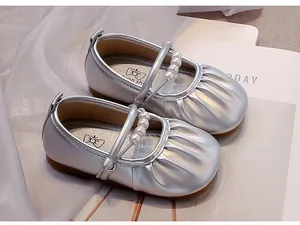 Elegantes zapatos de princesa plateados para niña con correa de perlas y pliegues