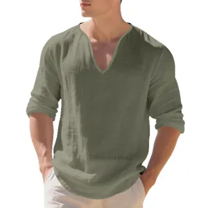 Photo de studio d'un t-shirt homme en lin à manches longues vert olive avec col en V profond, ample