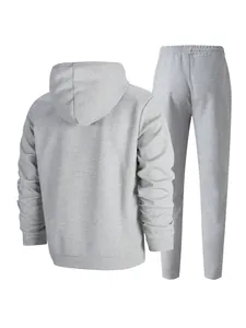 Vista posteriore dettagliata del set felpa con cappuccio e pantaloni in maglia waffle grigia uomo
