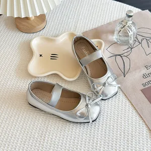 Elegante silberne Mary Jane Schuhe für Mädchen mit Schleife im französischen Stil.