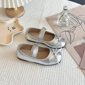 Elegante silberne Mary Jane Ballerinas für Mädchen mit Schleifendetail und Metallic-Finish