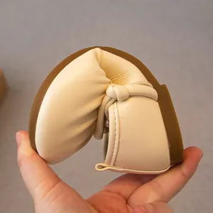 Bailarinas beige de cuero flexible para niñas con una cómoda suela de goma marrón