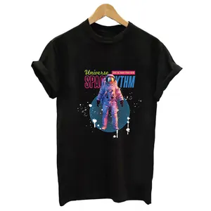 Schwarzes T-Shirt mit buntem Astronauten-Bügelbild und Universe-Schriftzug