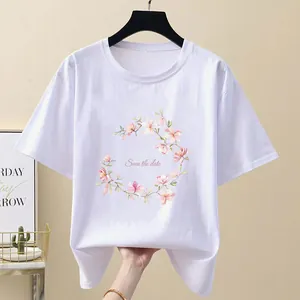 Vue détaillée d'un motif de transfert thermique floral sur un t-shirt blanc