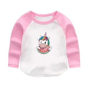 T-shirt raglan rose pour enfants avec motif licorne mangeant une pastèque mignonne