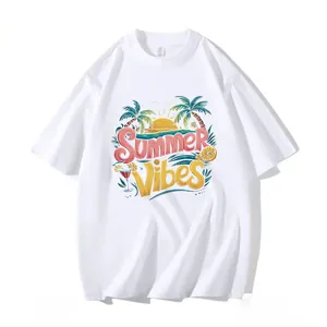 Gros plan détaillé de l'impression par transfert thermique Summer Vibes sur t-shirt blanc