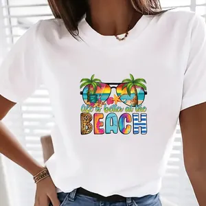 Gros plan détaillé d'un transfert thermique sur le thème de la plage sur un t-shirt blanc d'été
