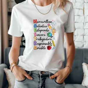 Vue détaillée de l'impression DTF thème enseignant sur un t-shirt blanc à manches courtes