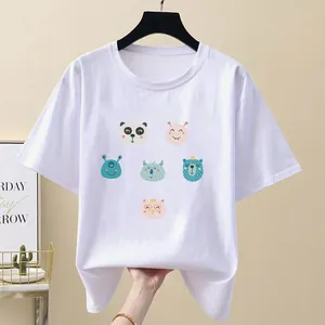 T-shirt blanc à manches courtes avec des écussons mignons d'animaux en transfert thermique