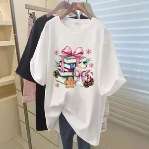 T-shirt blanc avec motif de transfert thermique livres de Noël et ruban rose festif