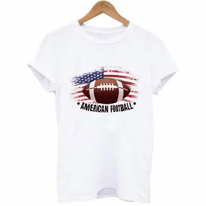 Camiseta blanca con gráfico de fútbol americano y bandera de EE. UU. estampado térmico