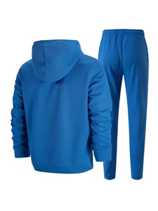 Vista posteriore di felpa blu in maglia a nido d'ape e pantaloni della tuta uomo