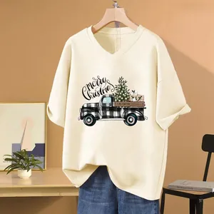 Vue détaillée d'un t-shirt col V crème avec impression transfert de camion de Noël